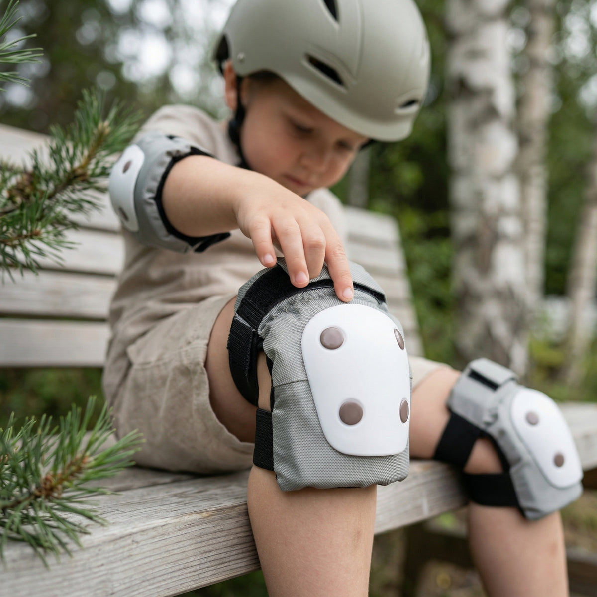 Kask dziecięcy CHANTY + zestaw ochronny – Piaskowy beż