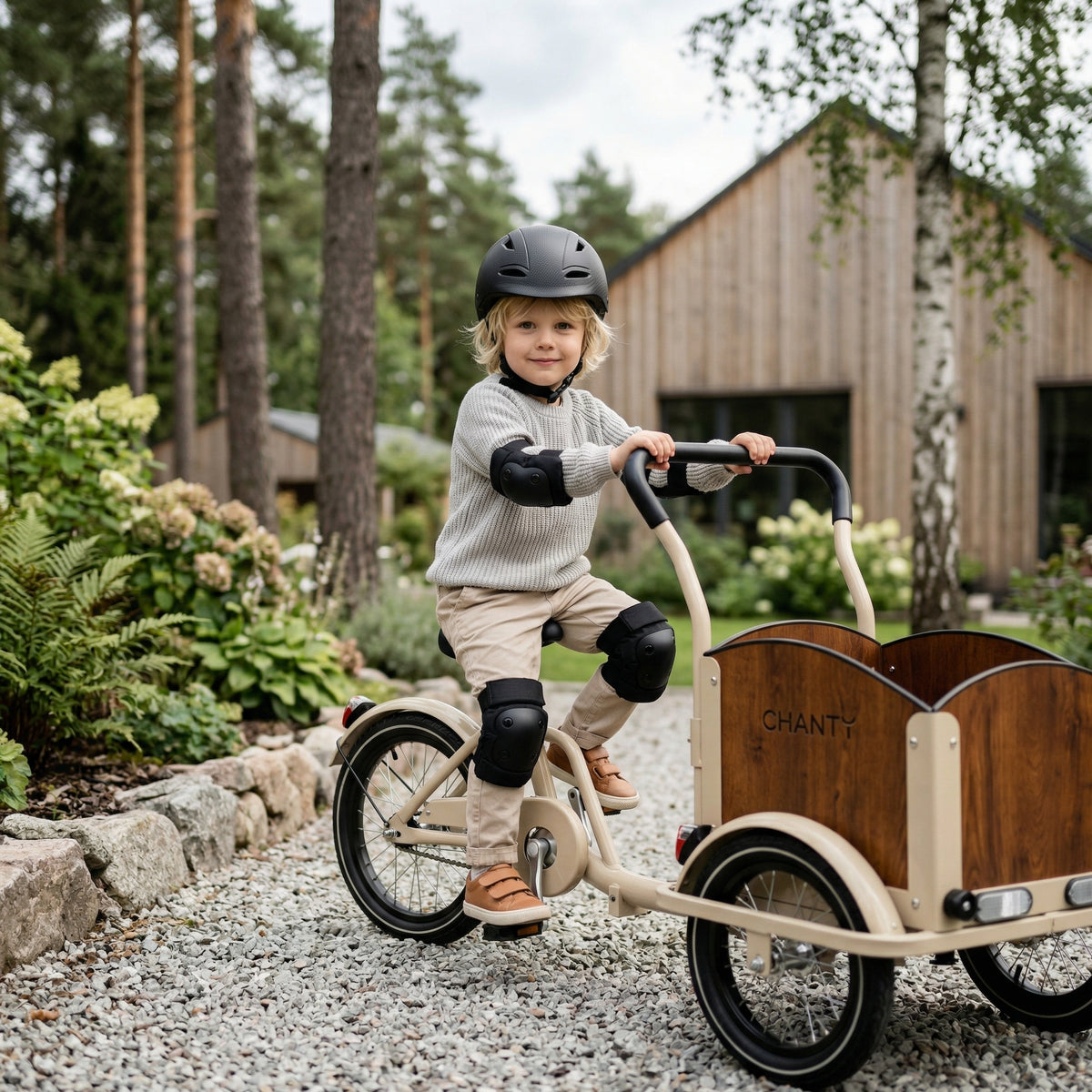 Kask dziecięcy CHANTY + zestaw ochronny – Czarny