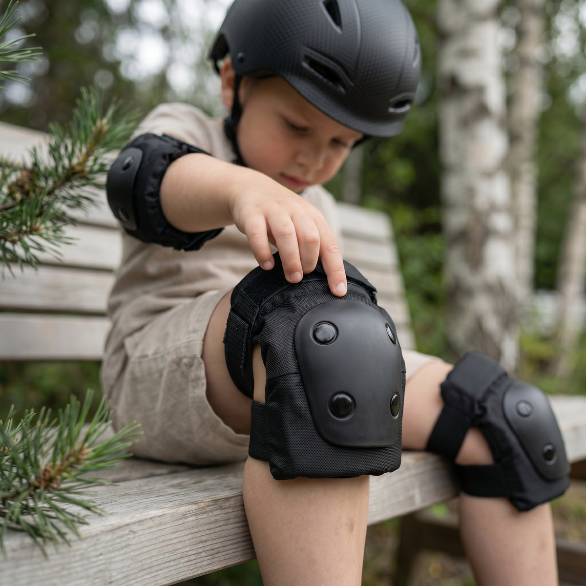Kask dziecięcy CHANTY + zestaw ochronny – Czarny